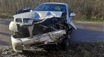 Zniszczone samochody i wysoki mandat dla 53-latki