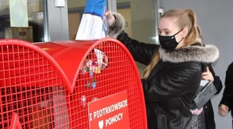 Serce pomocy przed piotrkowską filią UJK