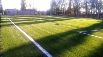 Na czym polega konserwacja boisk ze sztucznej trawy?