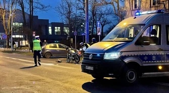 Groźne zderzenie motoroweru z osobówką na Słowackiego. Kierowcą 16-latek