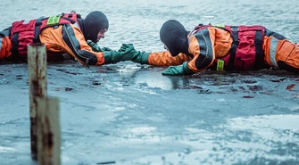 Uczyli ratować poszkodowanych na lodzie