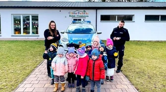Przedszkolaki ugościły policjantów