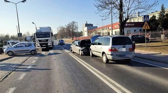 Zderzenie 4 samochodów. Kierowca chciał przepuścić pieszą