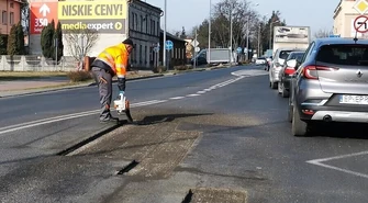 Łatają dziury na Sulejowskiej