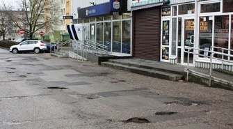 Fatalny stan nawierzchni przy "Kwadracie". Kiedy naprawa?