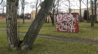 Miał być ozdobą, służy za śmietnik