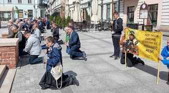 Pogrążeni w modlitwie szli ulicami Piotrkowa (ZDJĘCIA)