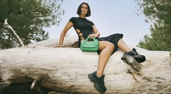 Z czym nosić sneakersy, by wyglądać kobieco?