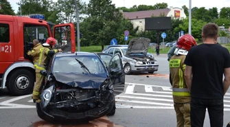 Zderzenie osobówek w centrum Piotrkowa (ZDJĘCIA)