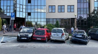 Staranował 5 samochodów przy ZUS-ie. Zawinił owad? (ZDJĘCIA)