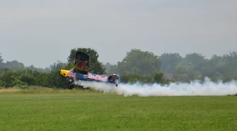 Chwile grozy na Fly Fest. Widz porwał samolot [ZDJĘCIA]