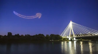 Specjalny pokaz dronów w Warszawie z okazji pierwszego Amazon Prime Day w Polsce