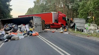 Zderzenie ciężarówek. Cały ładunek na drodze