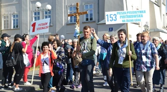 Pielgrzymi z Piotrkowa wyruszyli na Jasną Górę [ZDJĘCIA, FILM]