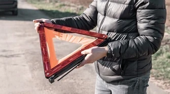 Pijany z potrójnym zakazem rozbił samochód na drzewie