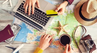 Wakacje za granicą. Lepiej płacić kartą czy gotówką?