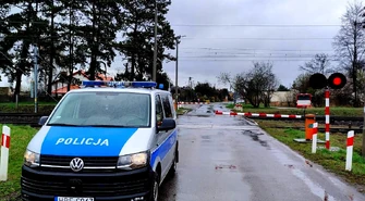 Nietrzeźwy dróżnik zatrzymany. Alkohol odbierał przez okno