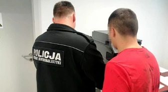 19-latek wybijał szyby w bloku. Był pijany