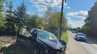 Pijana jechała do pracy. Rozbiła auto i ogrodzenie