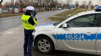 Nie zatrzymał się do kontroli i próbował przejechać policjanta