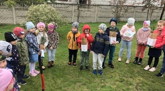 Przedszkolaki sadziły drzewka