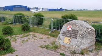 Odkrywamy znane i nieznane - Piotrków - Obelisk upamiętniający węgierskiego spadochroniarza