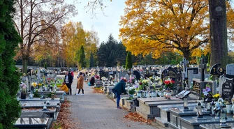Piotrkowianie sprzątają groby bliskich zmarłych