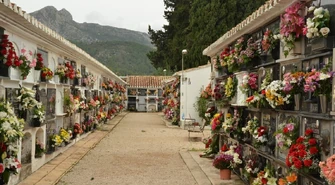 Kwiaty, znicze i modlitwa? Dzień Wszystkich Świętych w różnych zakątkach świata