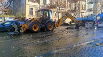 Pękła magistrala. Rzeka w Al. 3 Maja (ZDJĘCIA)