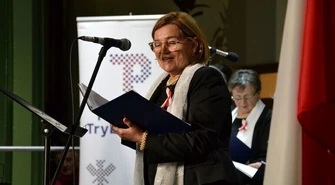 Patriotyczne śpiewanie w Centrum Idei ku Demokracji