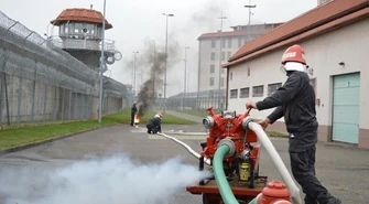 Atak na areszt. Strażacy gasili pożary