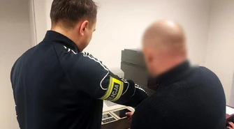 Policjanci zatrzymując dwóch złodziei, dotarli do trzeciego