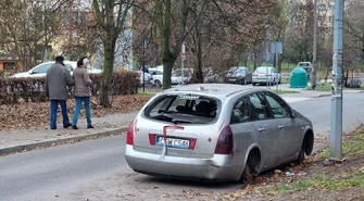 Zdezelowany nissan szpeci osiedle