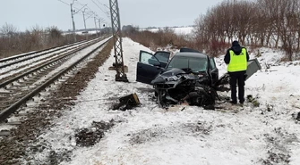 W Longinówce audi wjechało pod pociąg