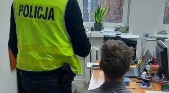 Bracia w rękach policjantów