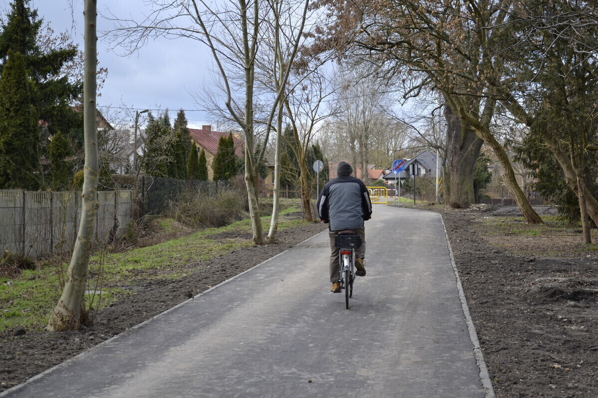 Otworzyli 260 metrów ścieżki w śladzie wąskotorówki