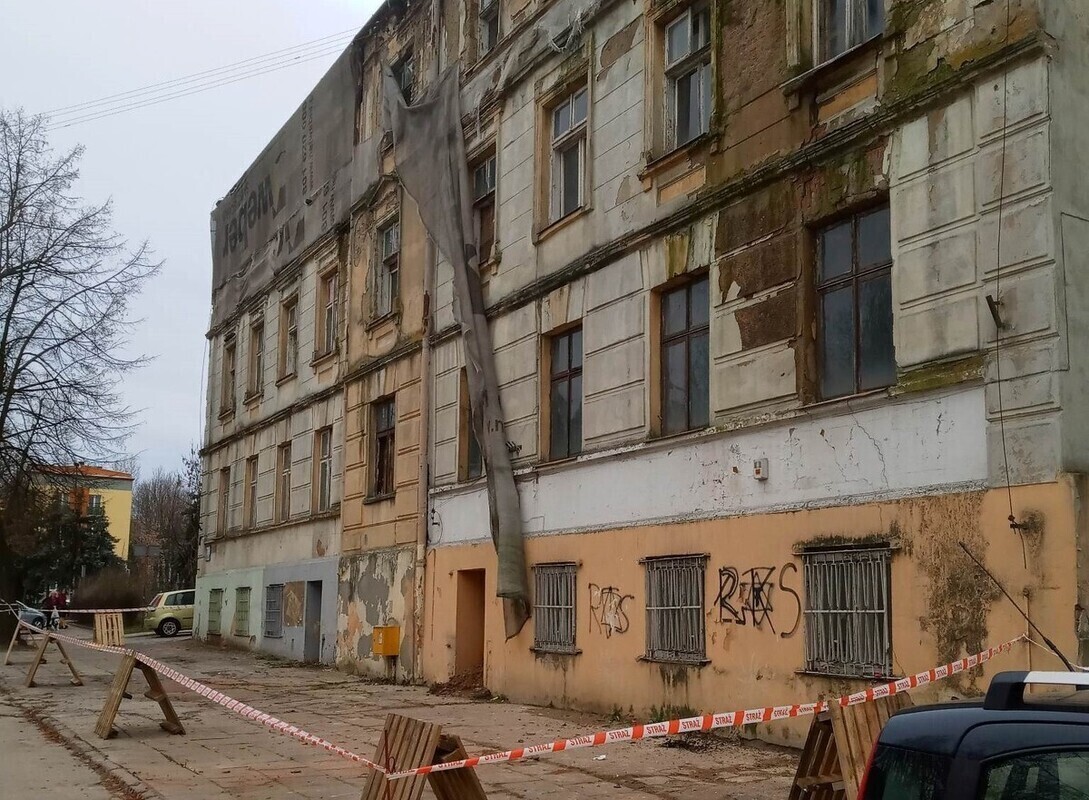 Odpadający gzyms na ul. Próchnika