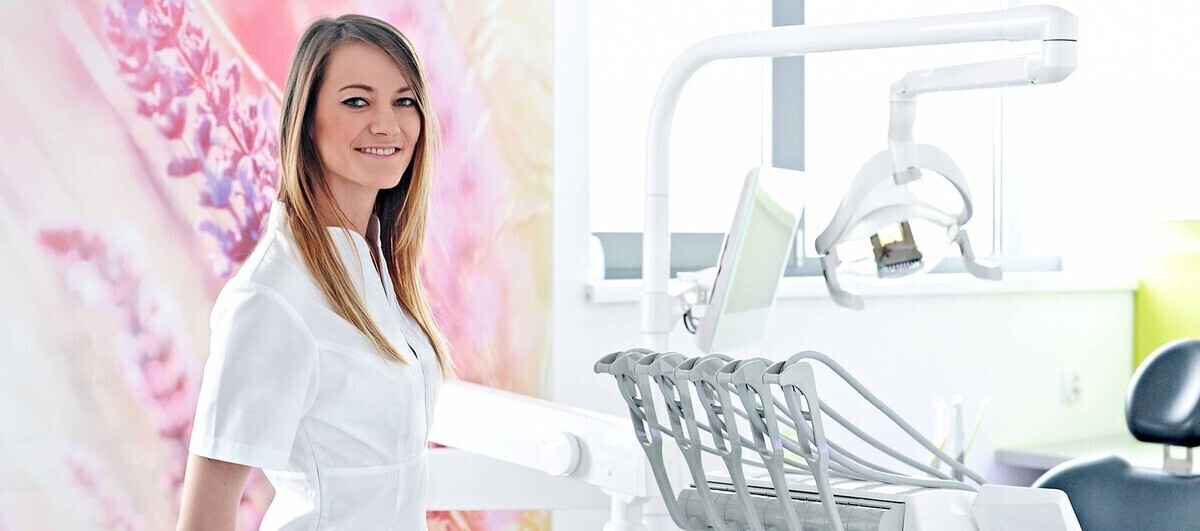 Białe zęby i piękny uśmiech na balu karnawałowym