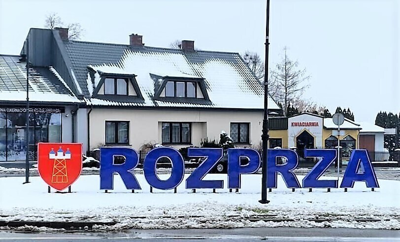 Podświetlany napis z nazwą miasta stanął w centrum Rozprzy