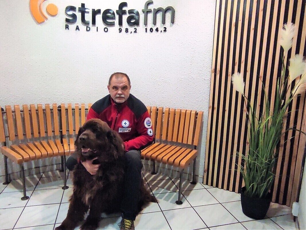 Czworonożny ratownik wspiera pracę ratowników piotrkowskiego WOPR