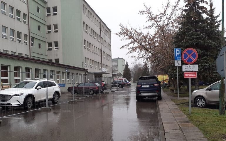 Problemy z parkowaniem przy piotrkowskim szpitalu