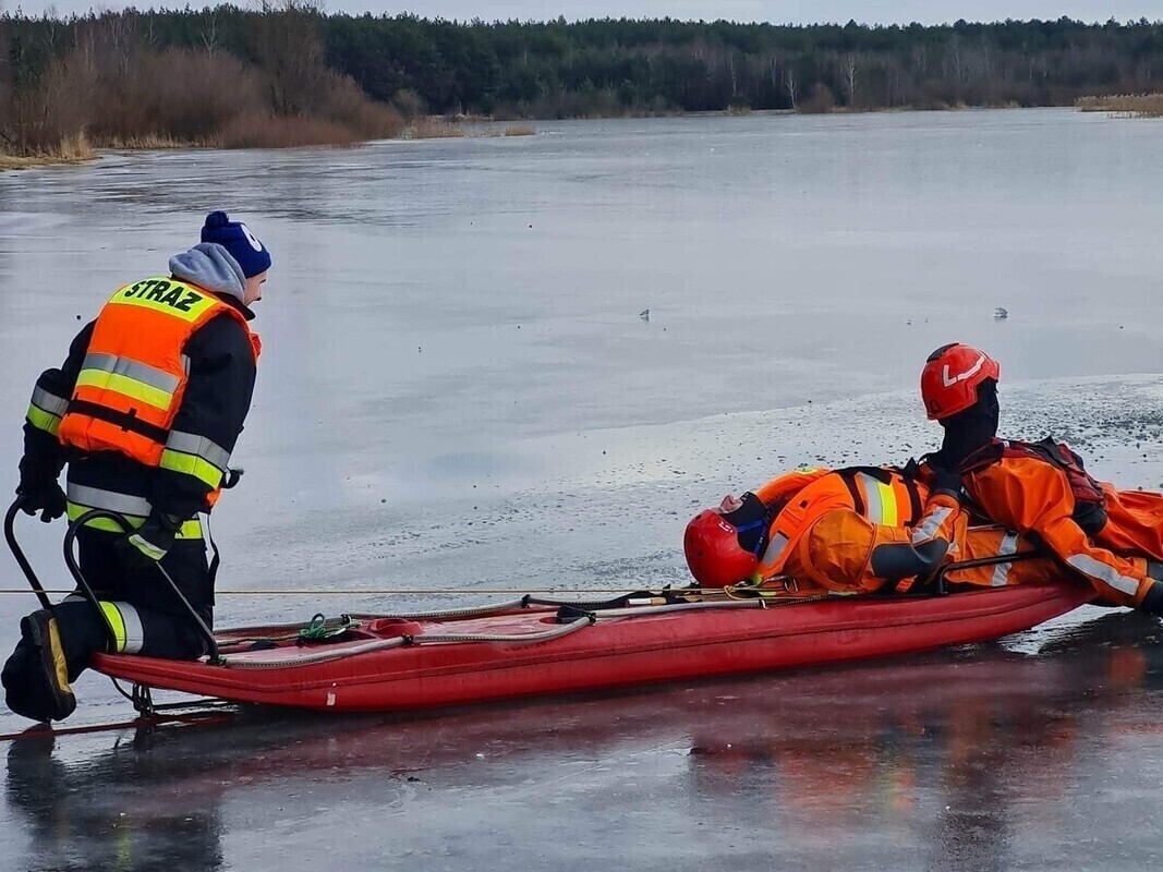 Strażacy na lodzie