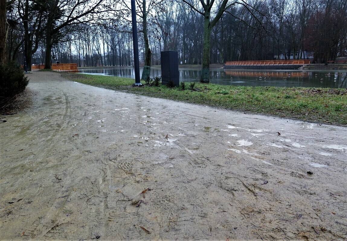 Do parku w... kaloszach