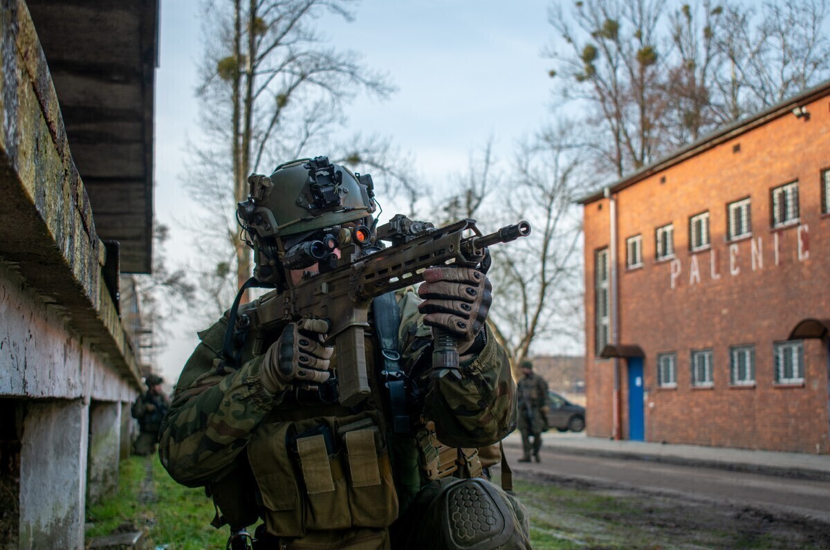 Szturmowali walczyli i przeszukiwali