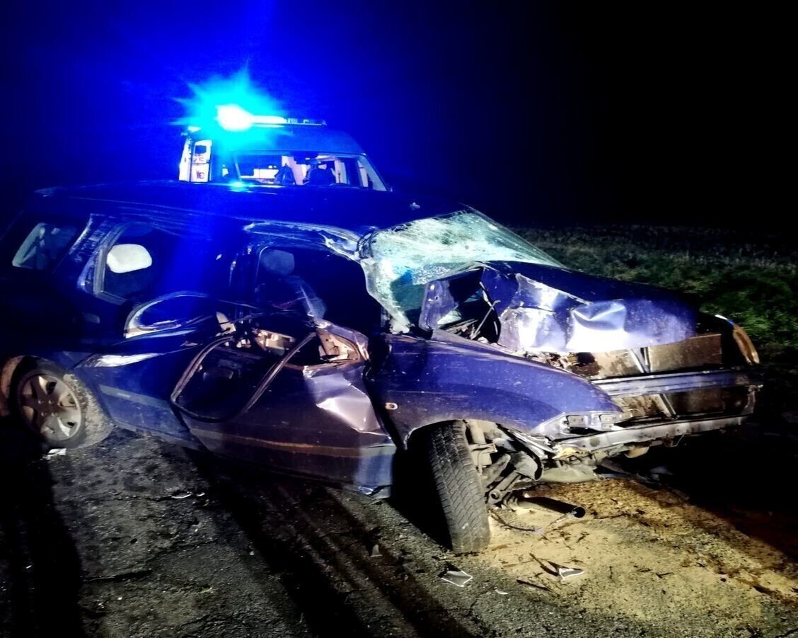 Wjechał w drzewo i poprosił o pomoc. 46-latek był nietrzeźwy