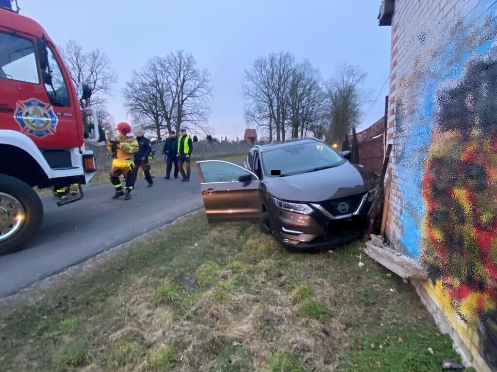 70-latek wjechał w budynek. Mimo przeprowadzonej reanimacji zmarł
