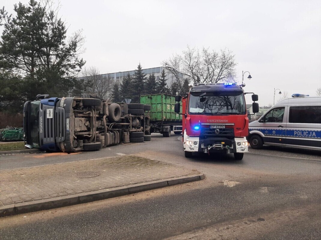 Rondo Żołnierzy Wyklętych zablokowane. Wywrócona ciężarówka