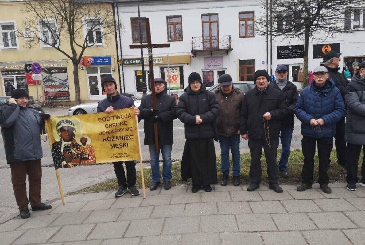 Mężczyźni modlili się na ulicach miasta