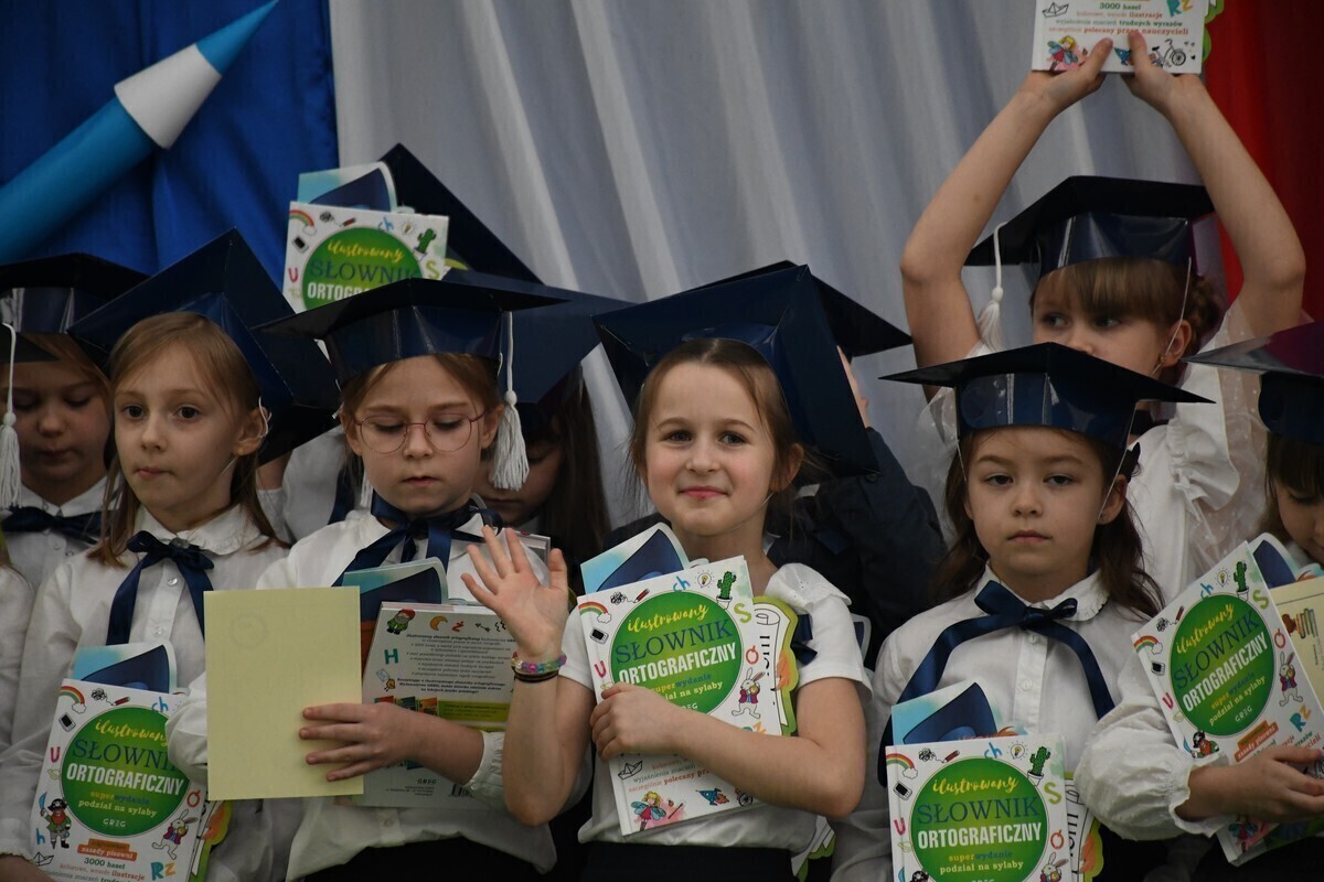 Ślubowanie w Szkole Podstawowej nr 10 ZDJĘCIA