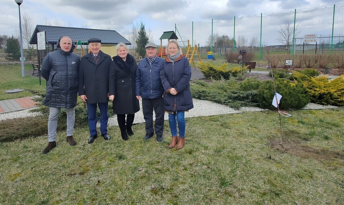 Posadzili pamiątkowe jabłonki